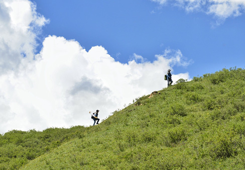 測繪戰士在青海，山下的測繪尖兵